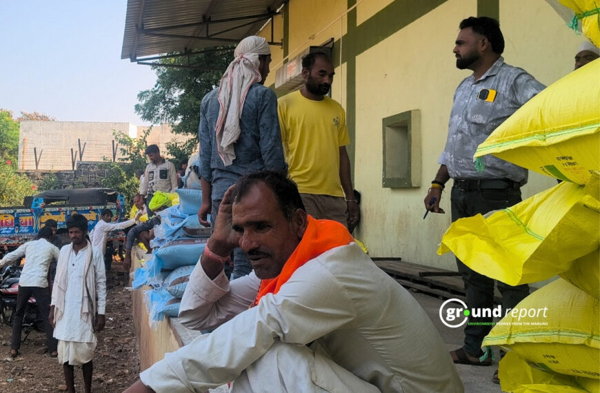 Farmers of Rajgarh Waiting for Fertilizer | Photo by Abdul Wasim Ansari