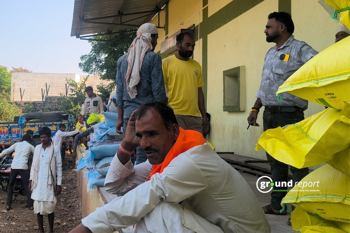 Farmers of Rajgarh Waiting for Fertilizer | Photo by Abdul Wasim Ansari
