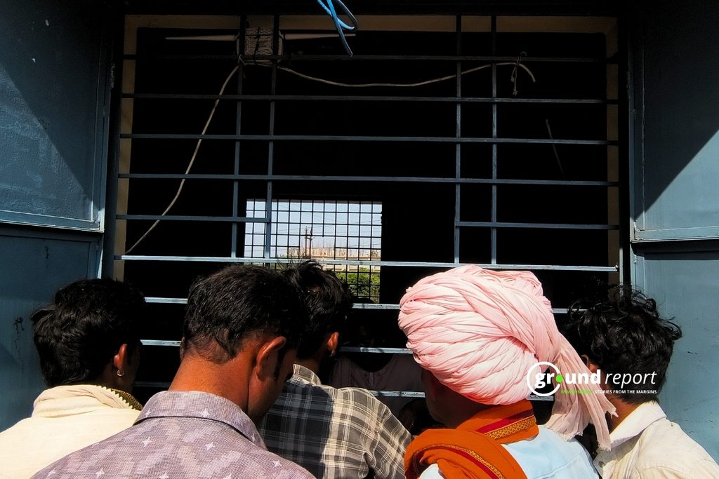 टोकन वैरिफिकेशन खिड़की पर इंतज़ार करते राजगढ़ के किसान । फोटो: अब्दुल वसीम अंसारी