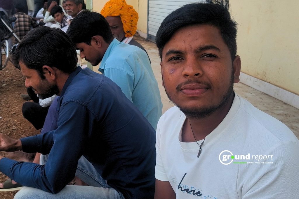 राजगढ़ सहकारी समिति के बाहर कतार में बैठे किसान दीपक वर्मा । फोटो: अब्दुल वसीम अंसारी