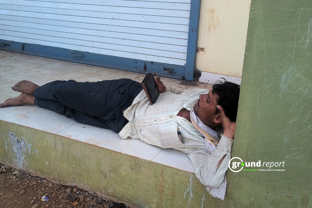 इंतज़ार करते-करते थके किसान मनोरंजन करते हुए । फोटो: अब्दुल वसीम अंसारी