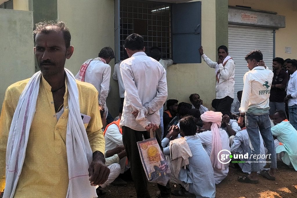 खाद के लिए वैरिफिकेशन की लाईन में लगे राजगढ़ के किसान । फोटो अब्दुल वसीम अंसारी