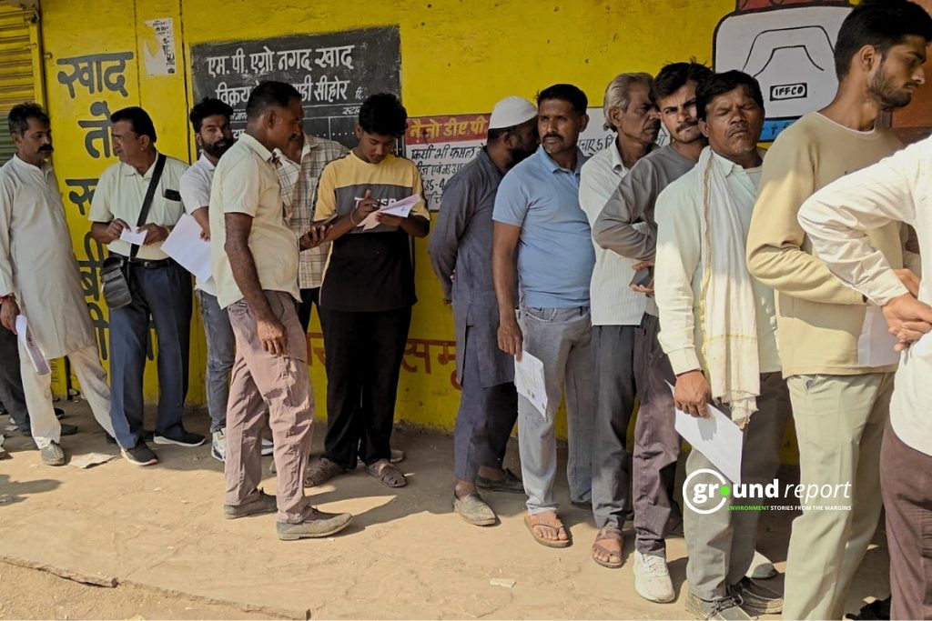 राजगढ़ सहकारी समिति के बाहर खाद के लिए लगी किसानों की लाईन । फोटो: अब्दुल वसीम अंसारी