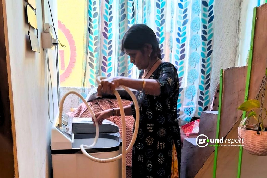 वॉशिंग मशीन का इस्तेमाल करते हुए ऊषा जैन | फोटो: पल्लव जैन